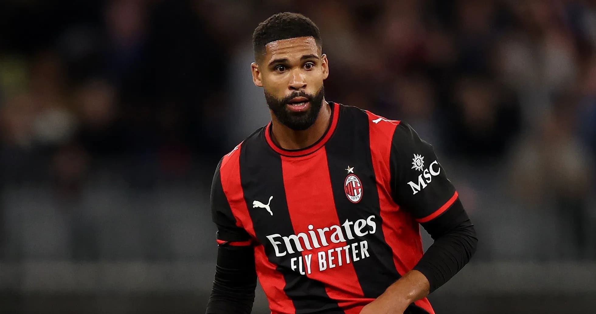 Jugador de AC Milan en acción durante el partido