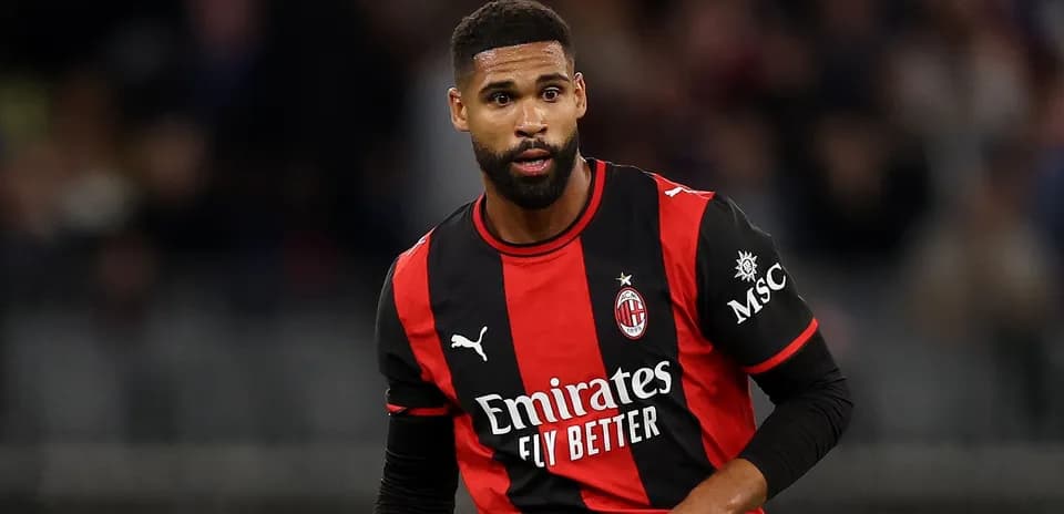 Jugador de AC Milan en acción durante el partido