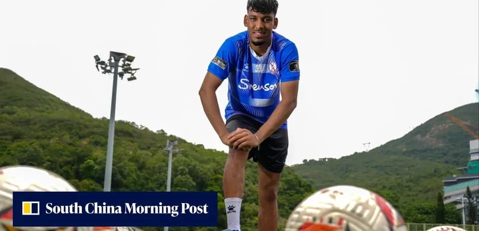 Jugador de fútbol posando con balones en campo