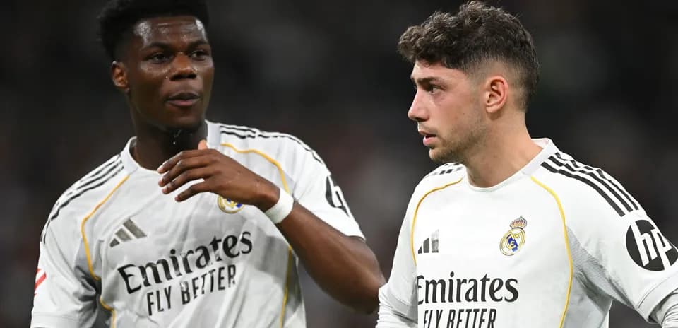 Jugadores del Real Madrid conversando en el campo