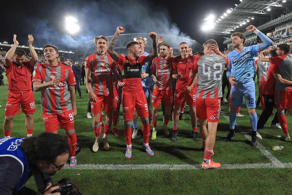 Jugadores de Cremonese celebrando victoria en el campo