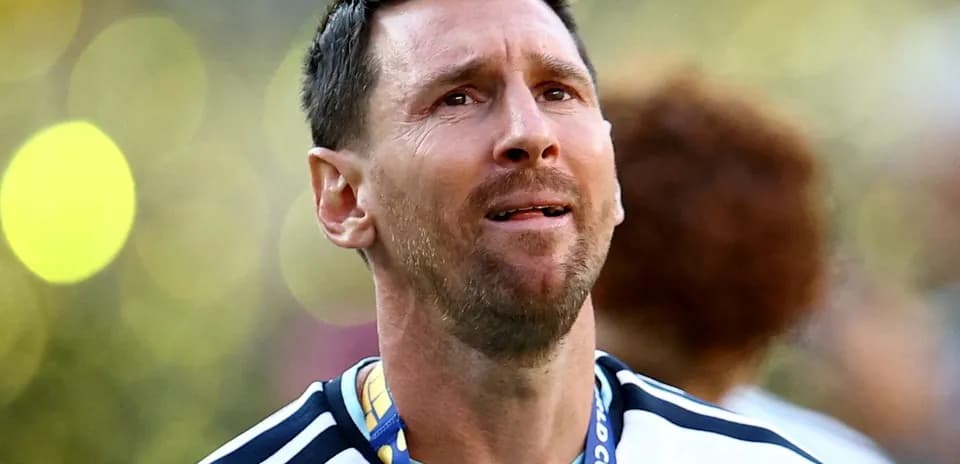 Jugador con medalla durante celebración de victoria