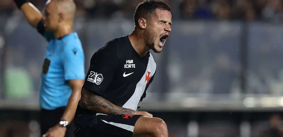 Jugador de fútbol celebrando en el campo de juego