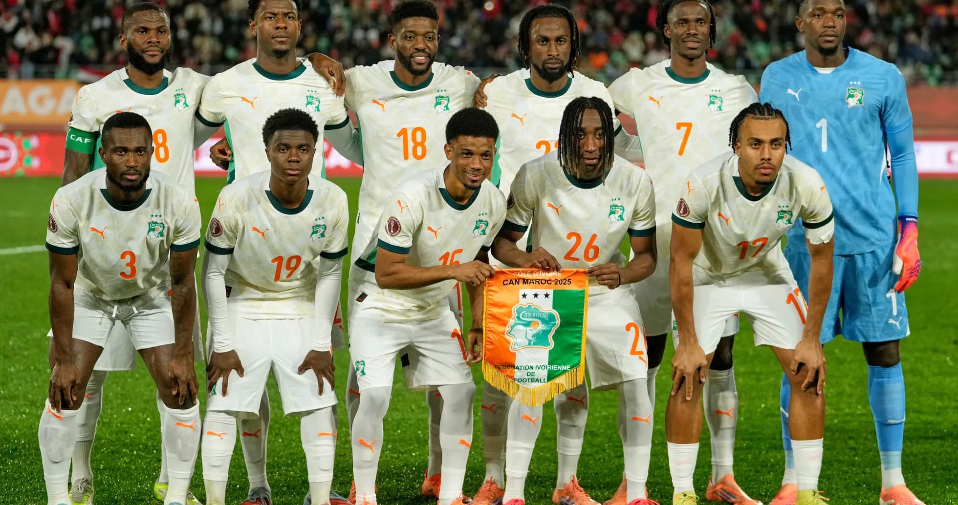 Equipo de fútbol de Costa de Marfil posando