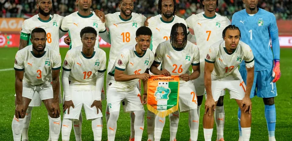 Equipo de fútbol de Costa de Marfil posando