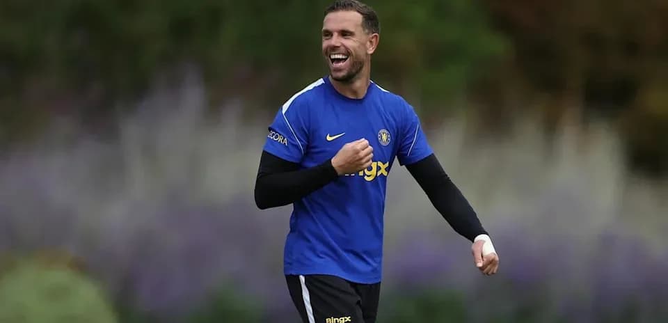 Jugador sonriente entrenando en el campo de fútbol