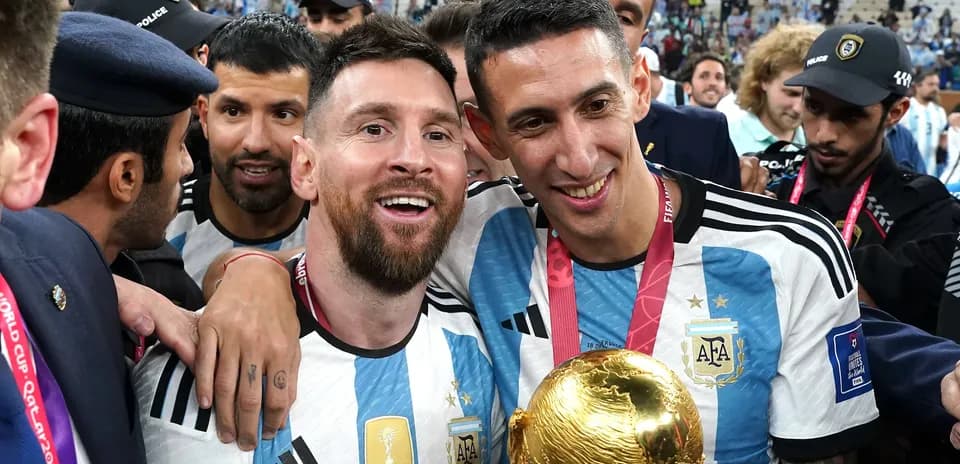 Messi y Di María celebrando con el trofeo mundial