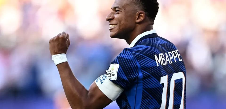 Jugador celebrando con puño cerrado en el campo