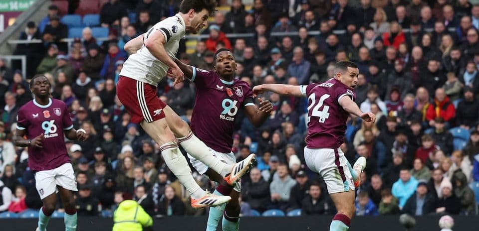 Jugador de Arsenal cabecea el balón en partido