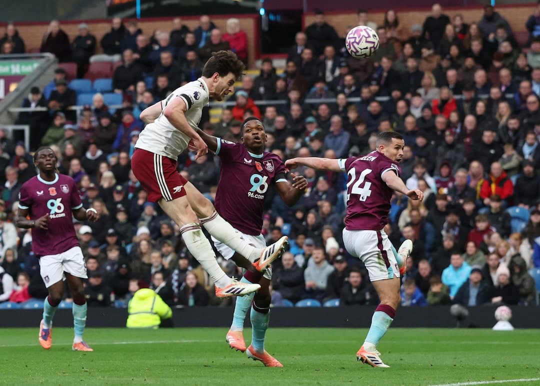 Jugador de Arsenal cabecea el balón en partido