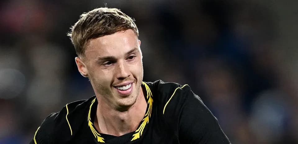 Jugador sonriendo en el campo durante el partido
