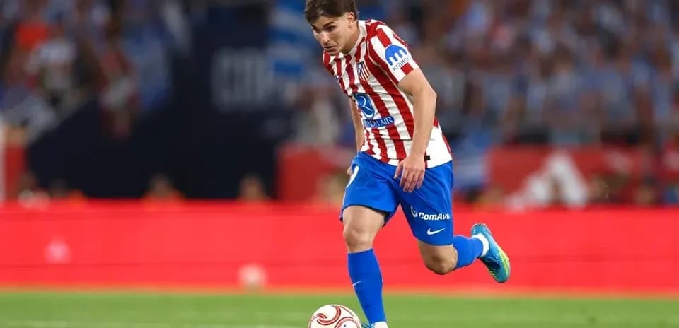 Jugador de Atlético de Madrid avanzando con el balón