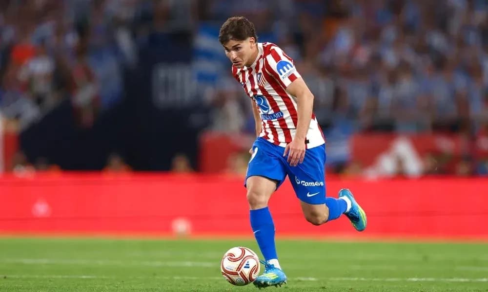 Jugador de Atlético de Madrid avanzando con el balón