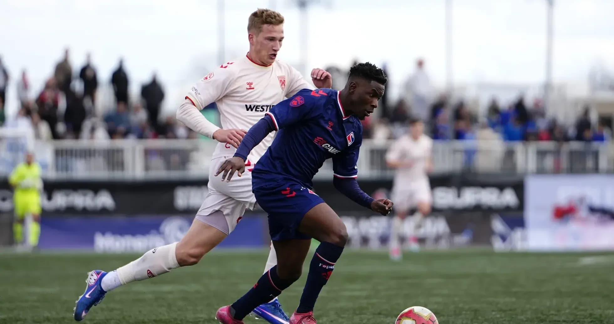 Jugador de Cavalry FC driblando a oponente