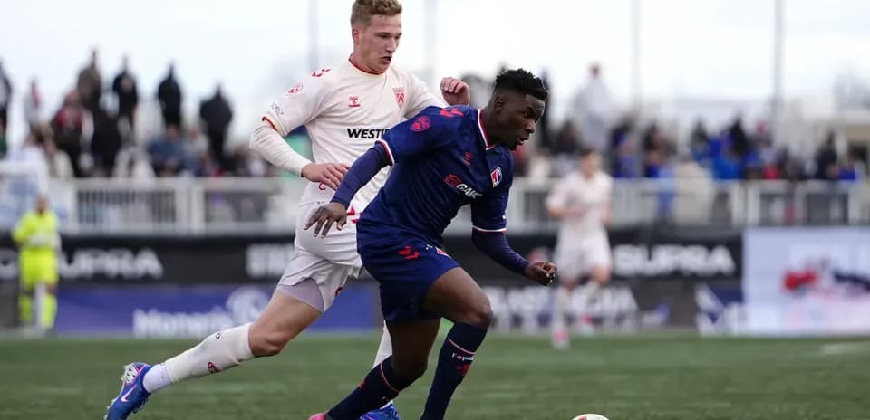 Jugador de Cavalry FC driblando a oponente