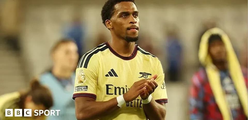 Jugador de Arsenal aplaudiendo en el campo
