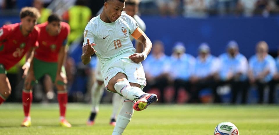 Jugador disparando un penalti durante el partido
