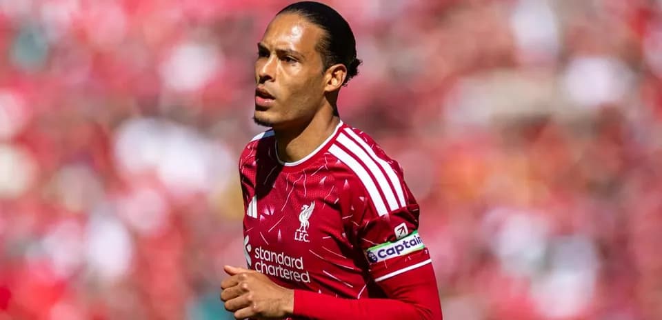 Jugador de Liverpool con camiseta roja durante partido