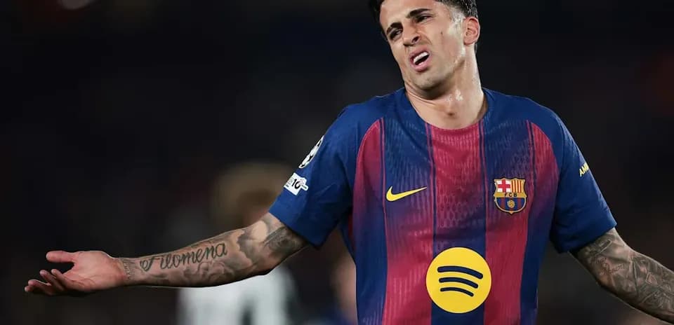 Jugador de Barcelona gesticulando en el campo