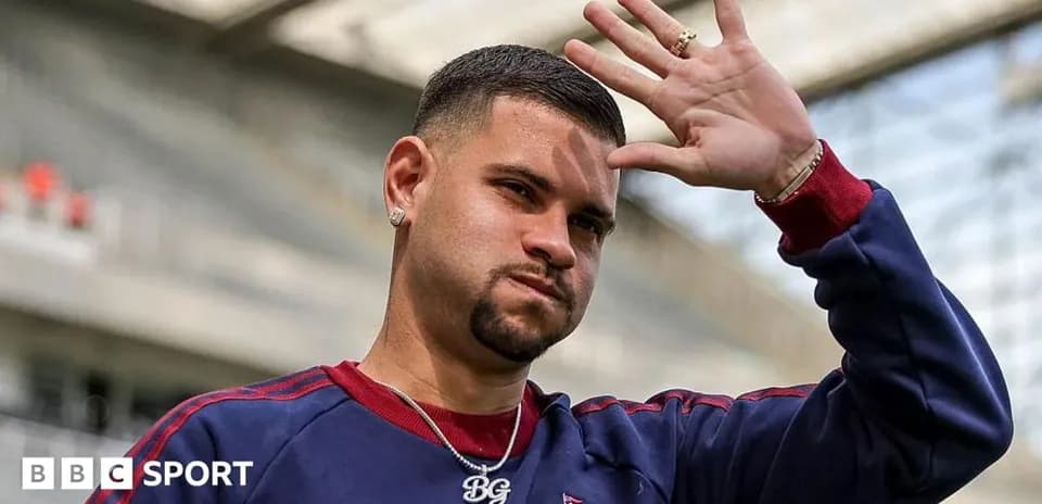 Jugador saludando en el estadio antes del partido