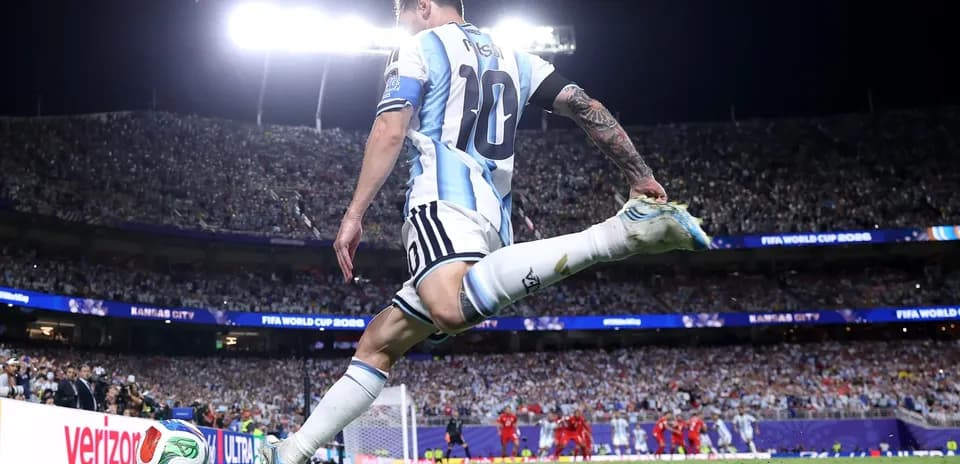 Lionel Messi lanzando un tiro de esquina
