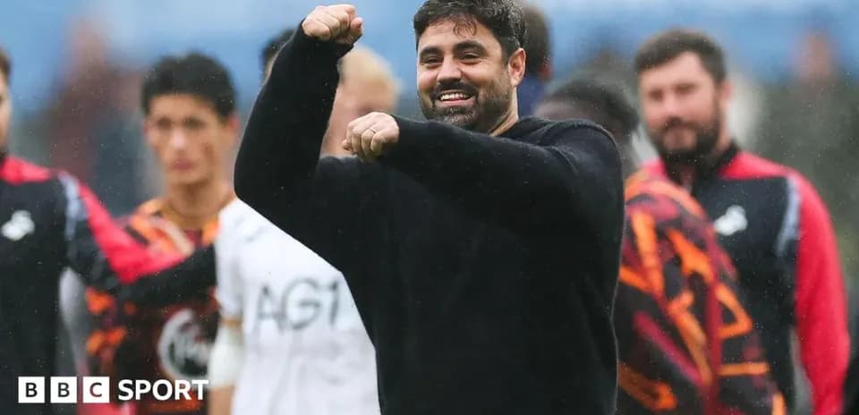 Entrenador celebrando con los jugadores en el campo
