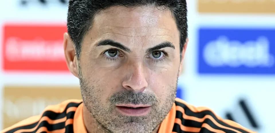 Entrenador en conferencia de prensa con fondo de patrocinadores