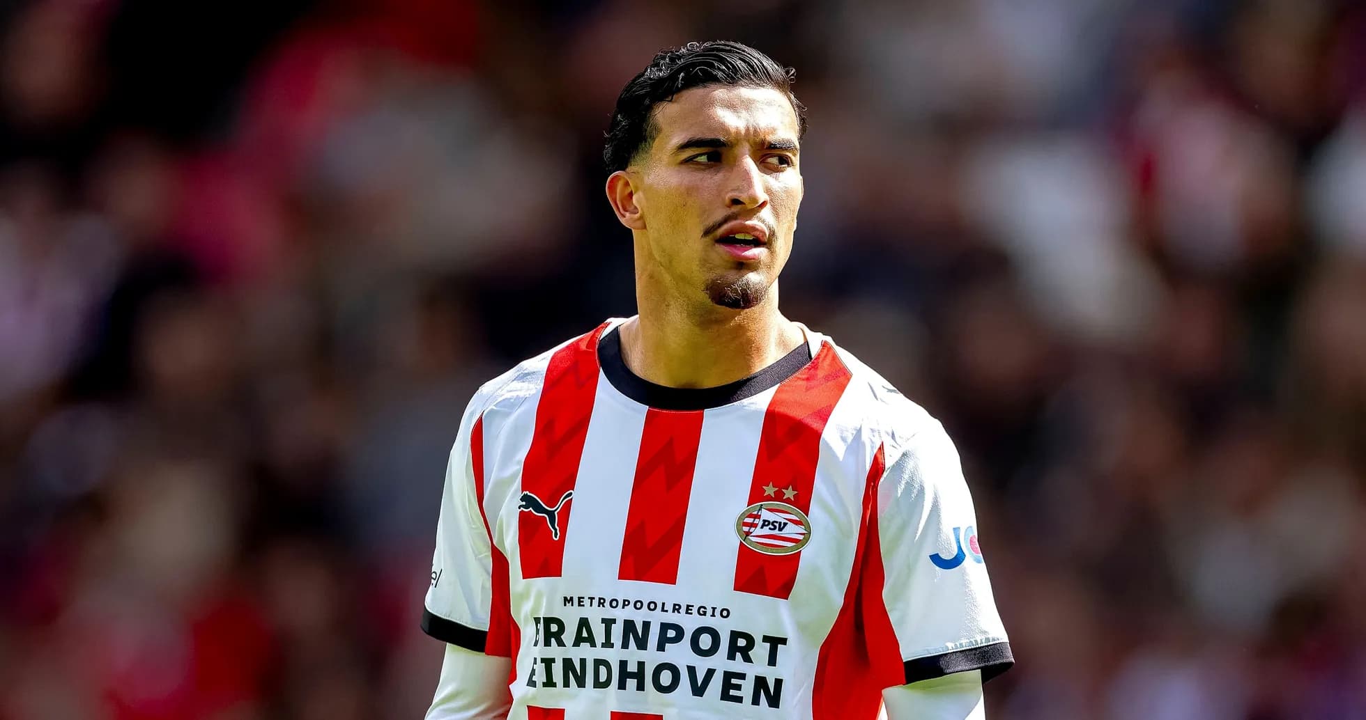 Jugador de PSV luciendo camiseta en el campo