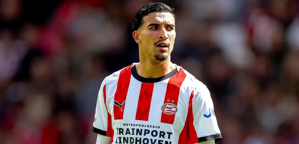 Jugador de PSV luciendo camiseta en el campo