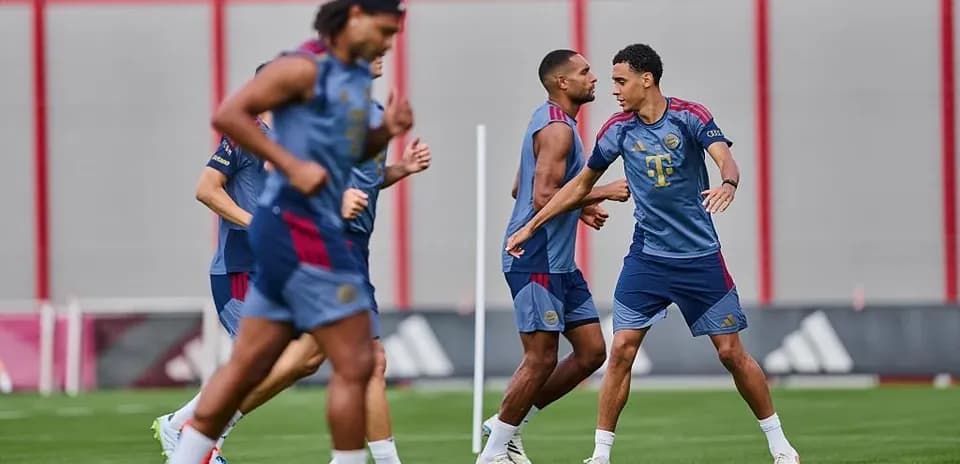 Jugadores de Bayern Munich entrenando en el campo