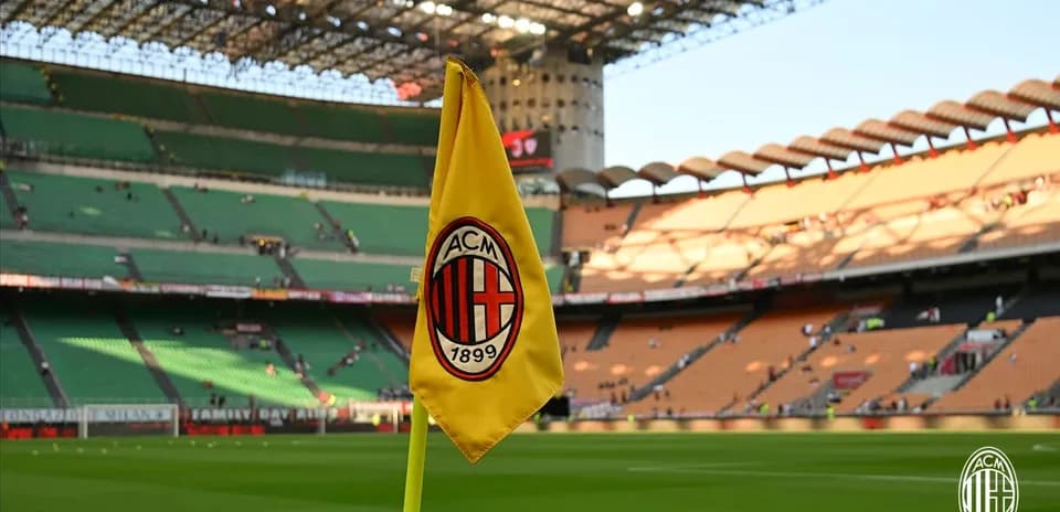 Esquina del campo de San Siro con bandera del AC Milan