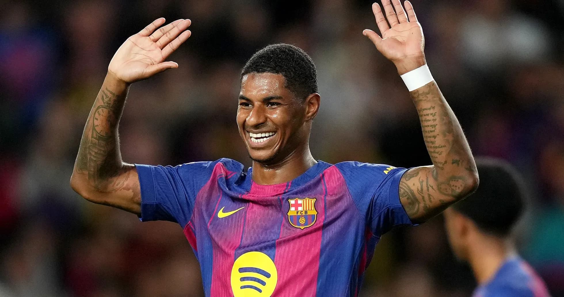 Jugador de Barcelona celebrando con las manos arriba
