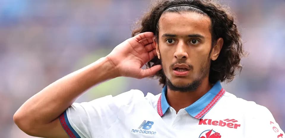 Jugador escuchando en el campo durante el partido