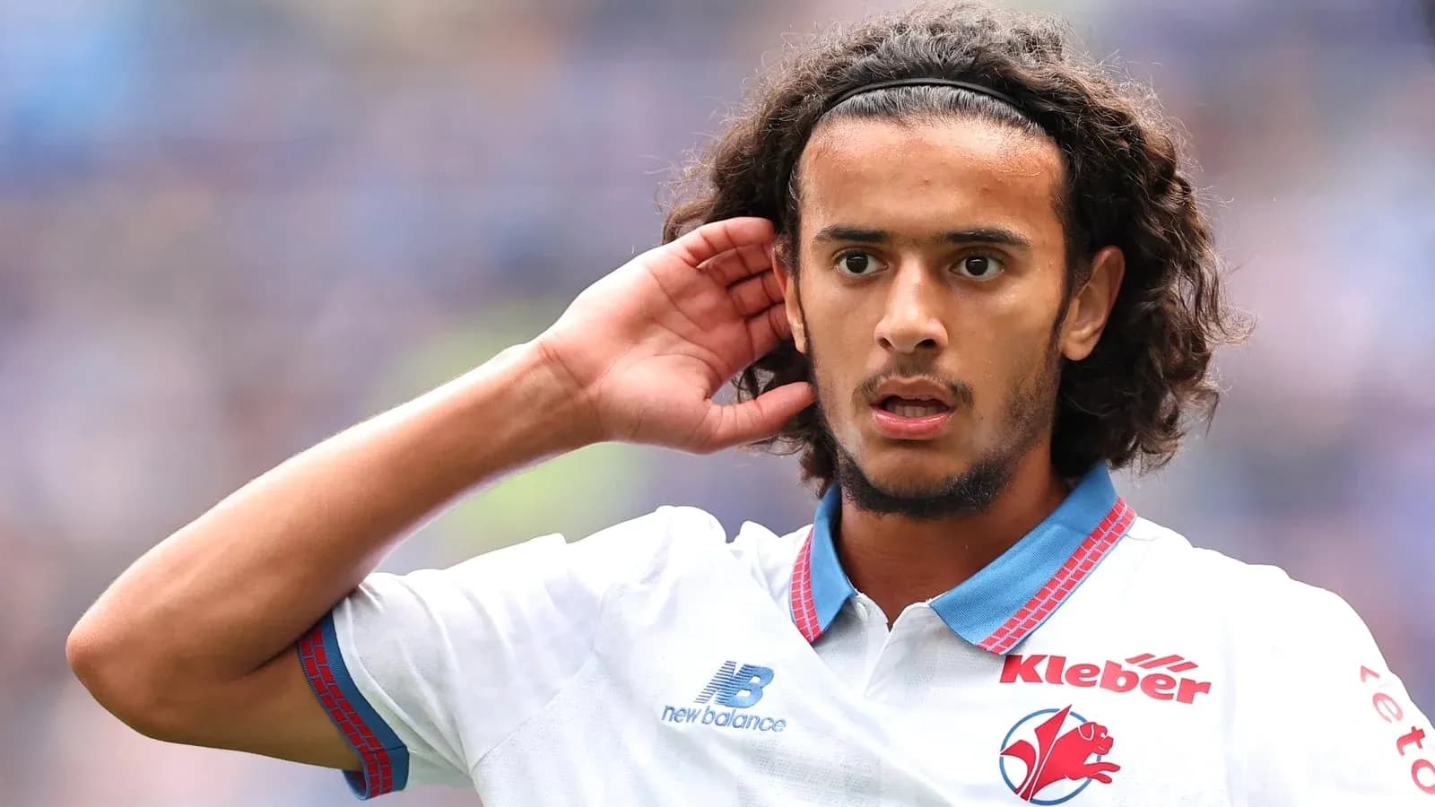 Jugador escuchando en el campo durante el partido