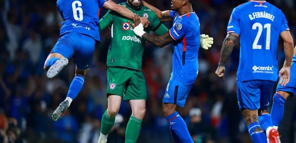 Jugadores de Cruz Azul celebrando una victoria
