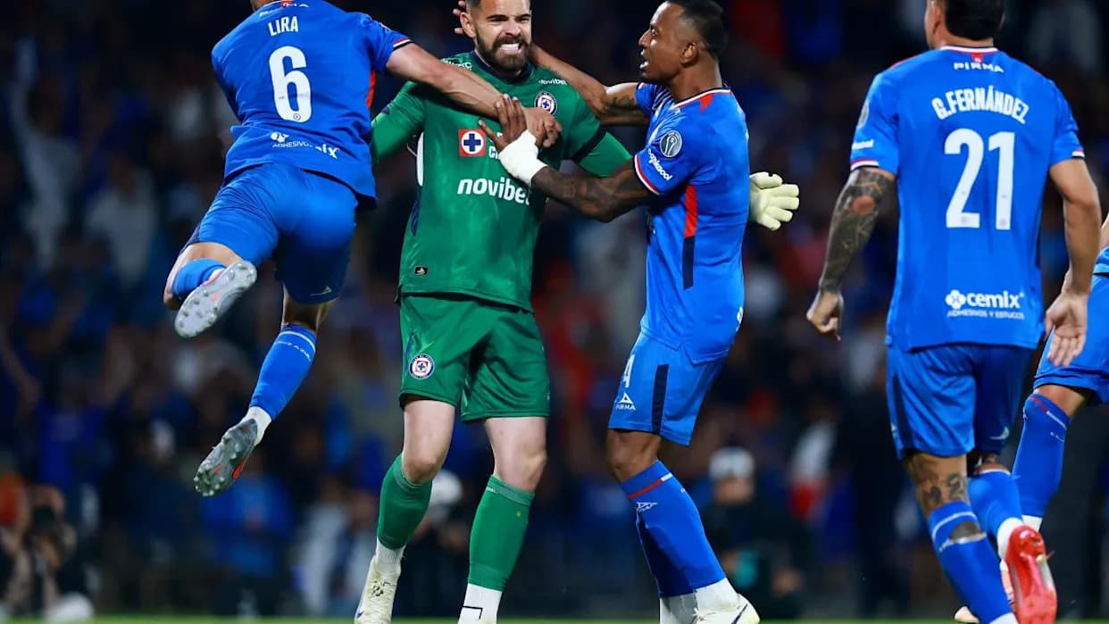 Jugadores de Cruz Azul celebrando una victoria