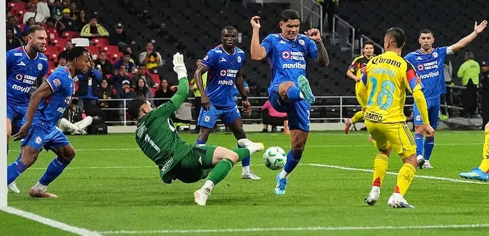 Jugadores de Cruz Azul en acción contra América