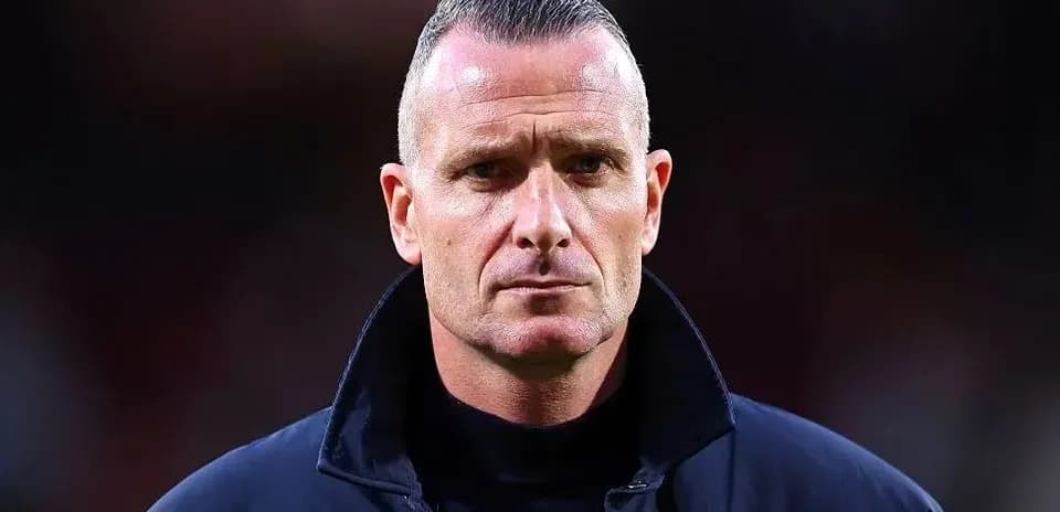 Entrenador observando durante el partido