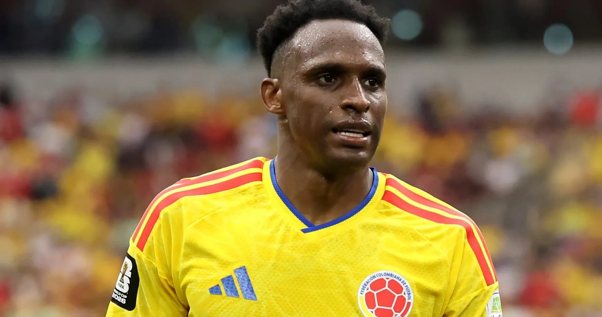 Jugador de Colombia en uniforme amarillo durante el partido