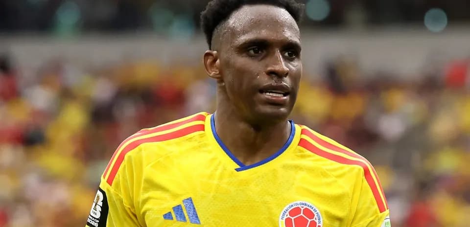 Jugador de Colombia en uniforme amarillo durante el partido