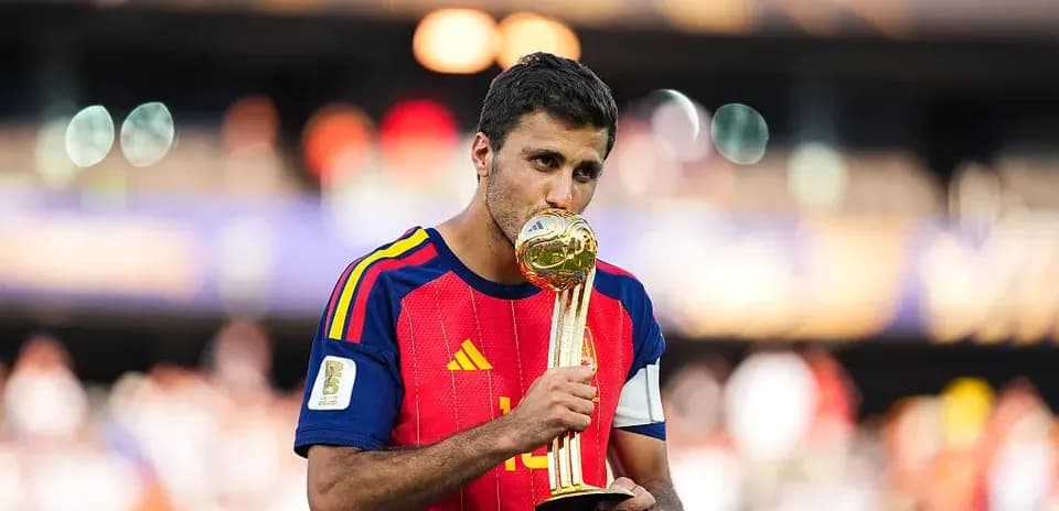 Jugador de España besando el trofeo de la Copa Mundial