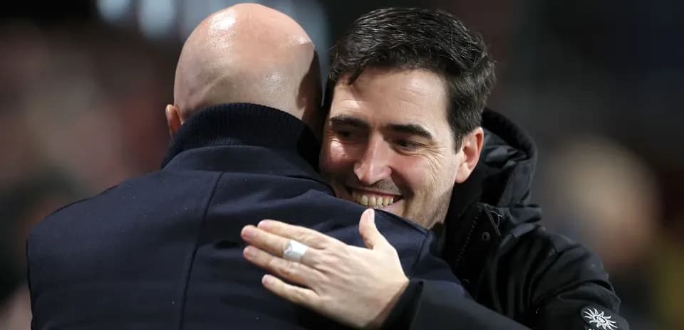 Entrenadores abrazándose durante un momento de celebración