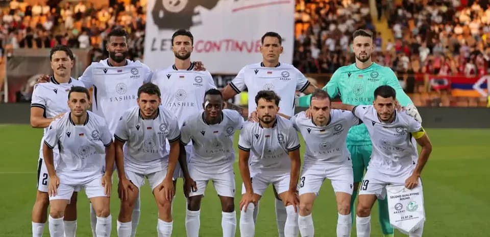Jugadores de Ararat-Armenia posando para la foto