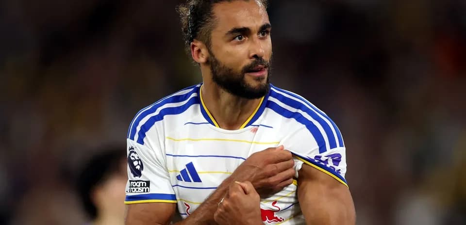 Jugador mostrando su camiseta durante un partido