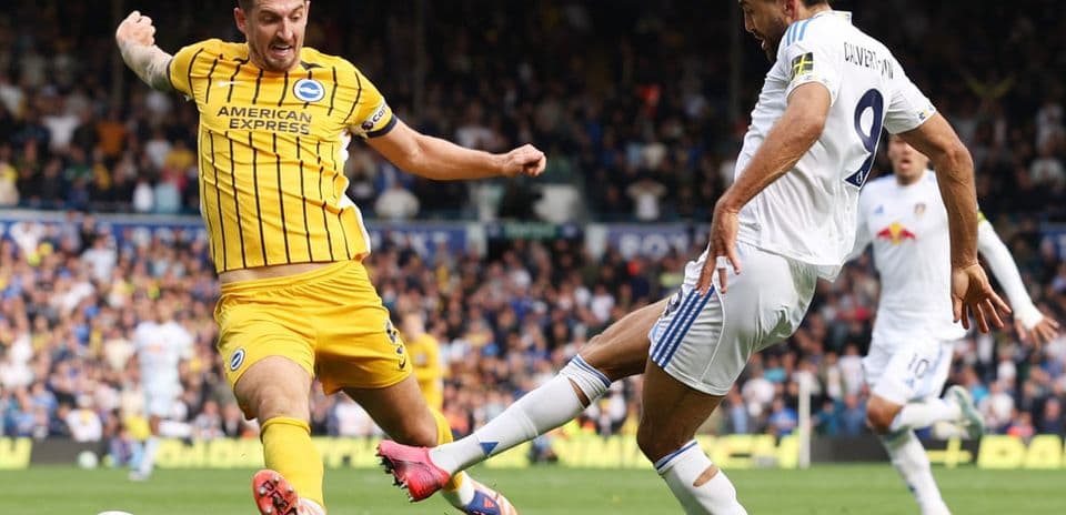 Jugadores de Leeds y Brighton compitiendo por el balón