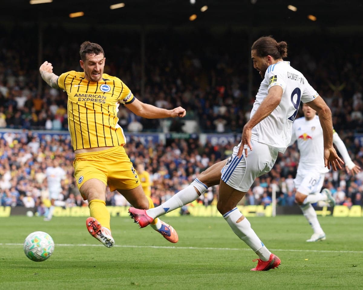 Jugadores de Leeds y Brighton compitiendo por el balón