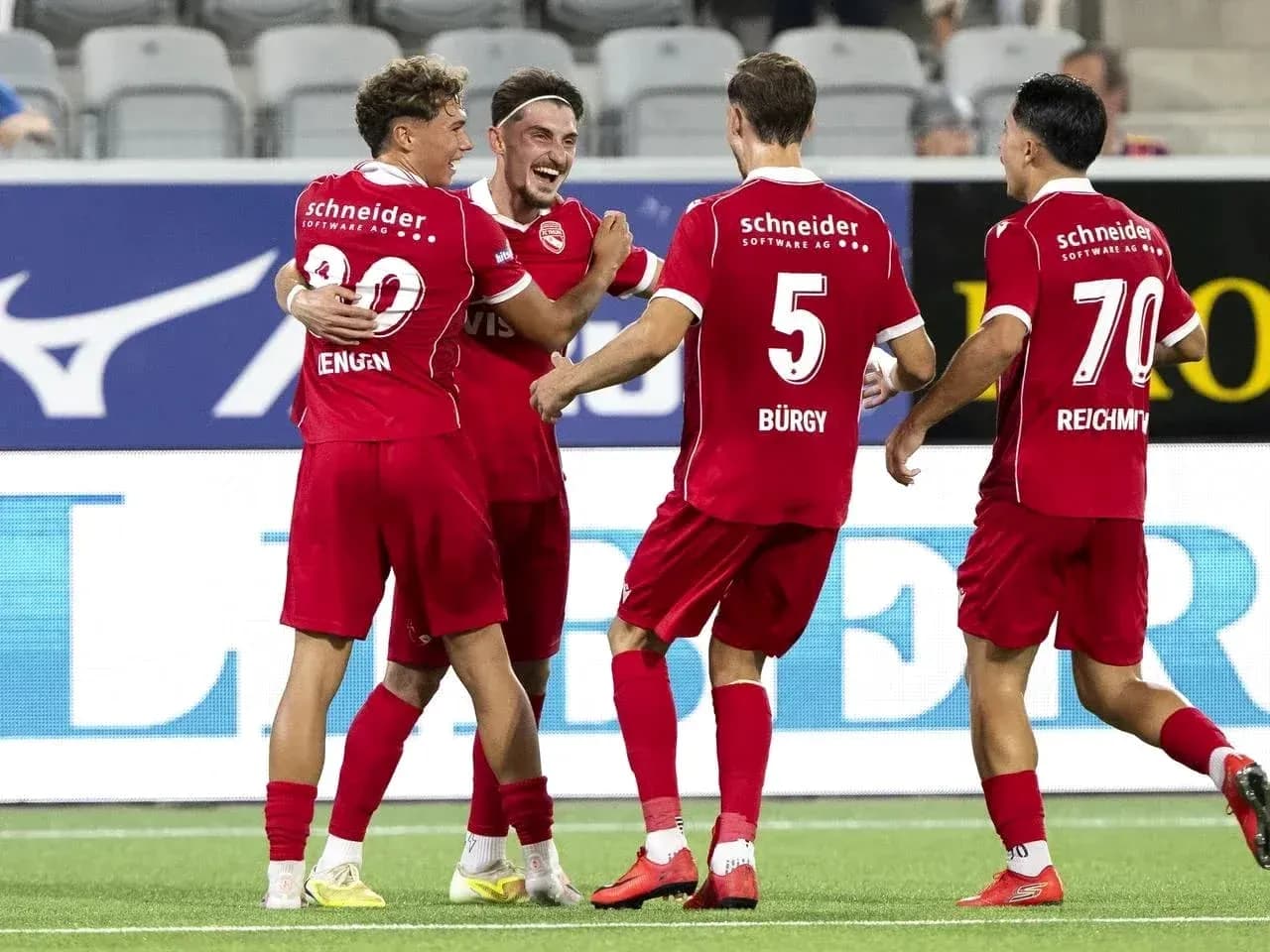 Jugadores de KI Klaksvik celebrando un gol