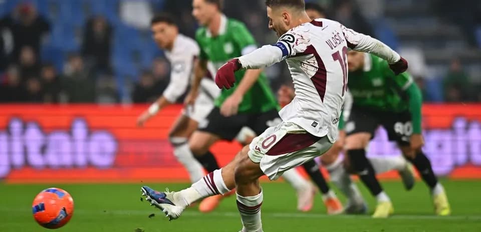 Jugador ejecutando un penalti en el partido