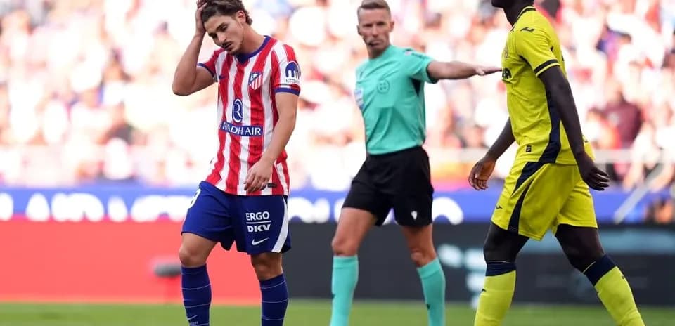 Jugador de Atlético de Madrid con gesto de frustración