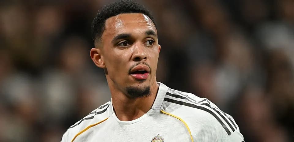 Jugador de fútbol con camiseta del Real Madrid en acción